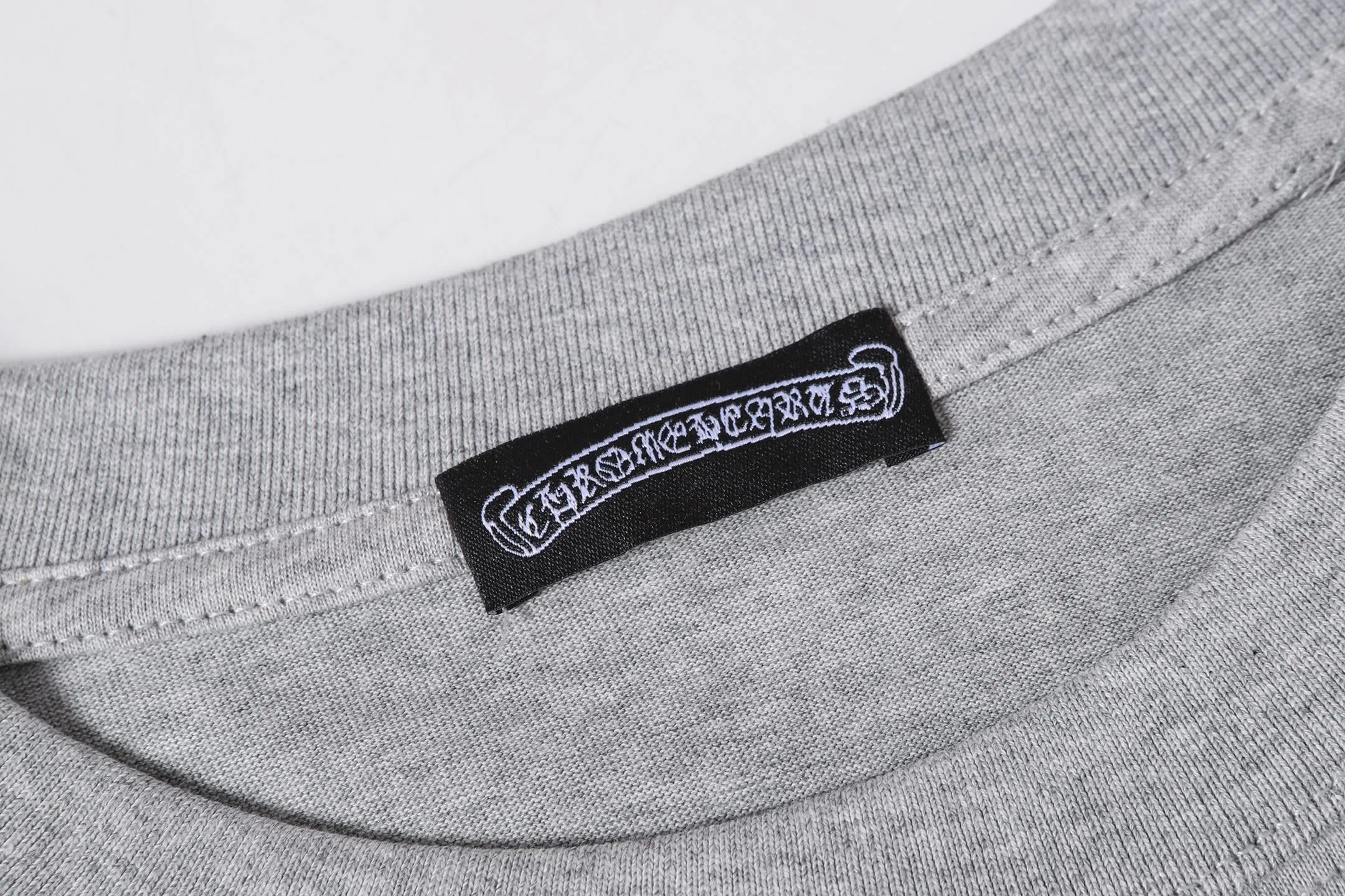 P160 Chrome Hearts CH Chrome Hearts Heavy Industry lip graffiti leather cross ✝️Short-sleeved T-shirt Use imported Tajima machine embroidery Correctly configured Black 2025 Chrome Hearts nylon bag authentic packaging 260 grams of custom-dyed double yarn cotton Large version Loose and stylish Differentiation from low version slim and long version The upper body pulls the hips 100% commitment: top quality Do not make fast food The highest version on the market Top quality - different from the ordinary versions on the market If you care about quality, you should also respect the price. Absolutely 0 after-sales service and 0 return rate so far. It’s hard not to love the style - 260g custom-dyed double yarn fabric - Correct high-density main mark, washed tag, hand-sewn